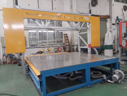 10m / Min 3D آلة القطع CNC للرغوة شبه الصلبة مع طاولة عمل الفراغ