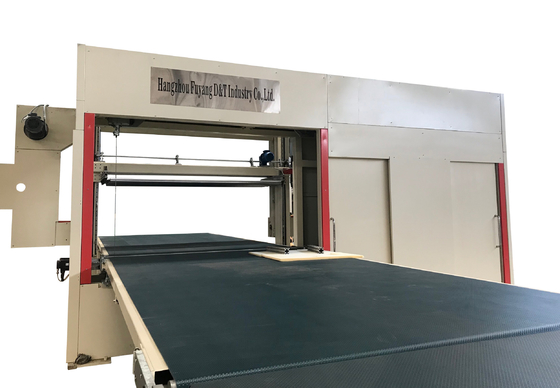 آلة قطع الإسفنج CNC تستقيم 40m / Min شكل ثلاثي الأبعاد للرغوة المرنة